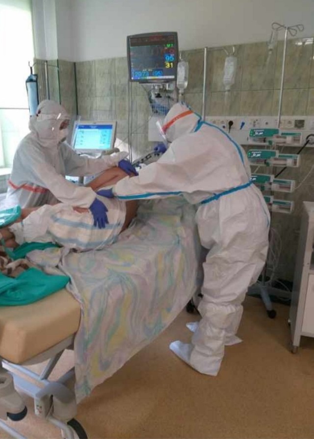 Pracownicy szpitala codziennie ciężko pracują, by walczyć z pandemią koronawirusa.