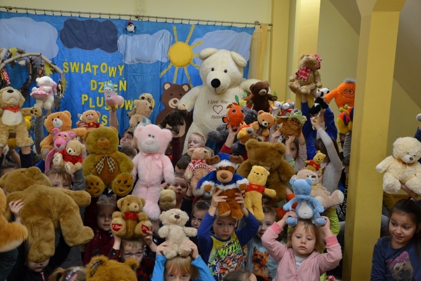 Przedszkolaki i uczniowie ze szkoły w Rogowie świętowali Światowy Dzień Pluszowego Misia 