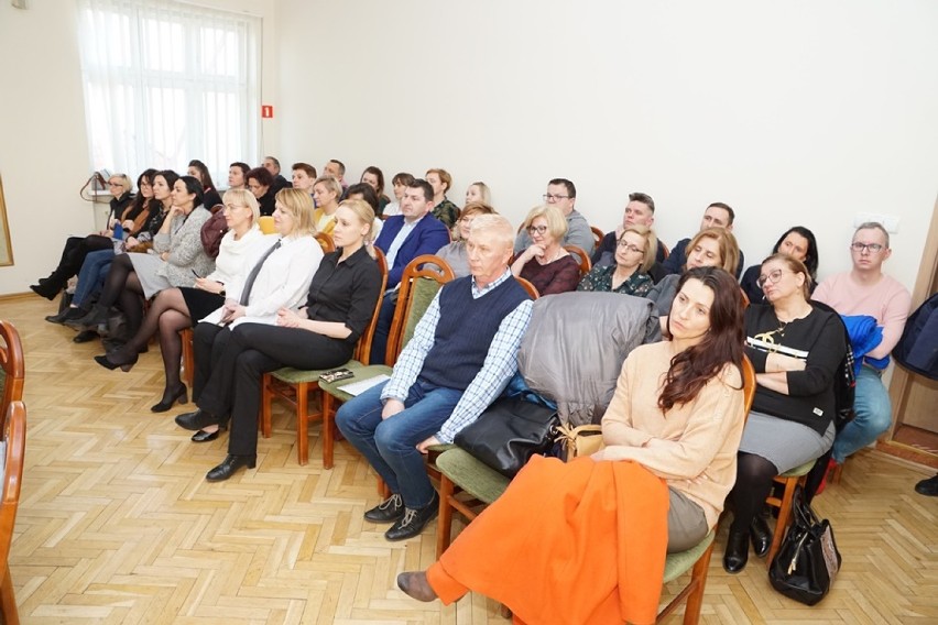 W spotkaniu udział wzięły dyrektorki wszystkich szkół i...