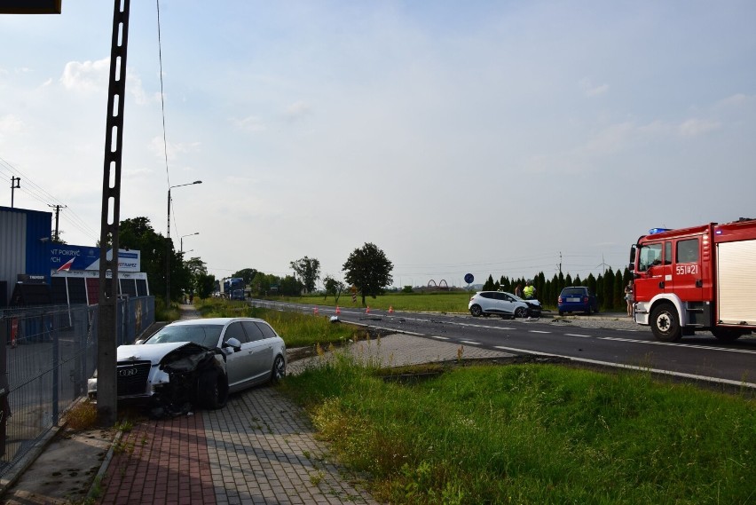 Czołowe zderzenie na dawnej ósemce w podwieluńskiej Dąbrowie. Jedna osoba trafiła do szpitala ZDJĘCIA