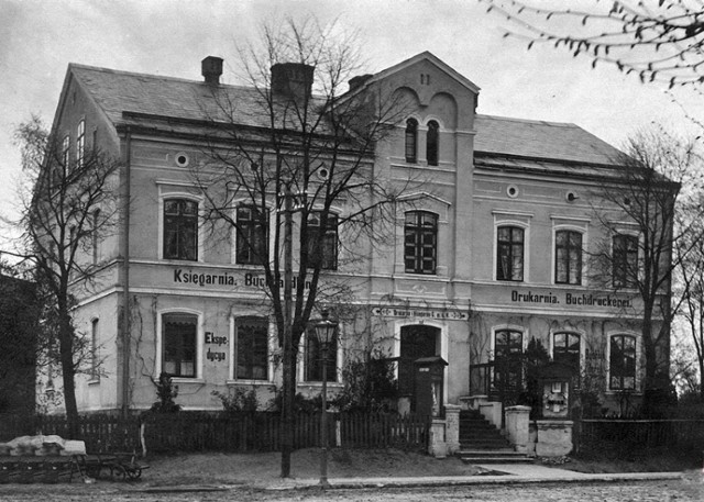 Tak przed przebudową wyglądała dawna siedziba redakcji i drukarni "Pielgrzyma". Dzisiaj budynek w centrum Pelplina ozdabia charakterystyczna sygnaturka z zegarem.