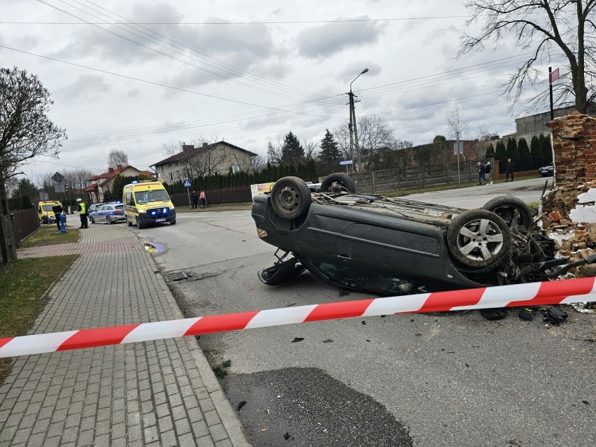 Wypadek przy skrzyżowaniu ul. Piłsudskiego i Staffa w Radomsku. Kierowca uderzył w kapliczkę, auto dachowało