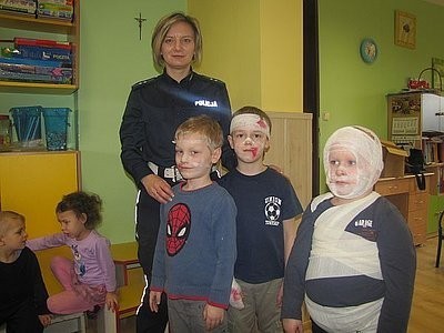 Policjanci z Lublińca odwiedzili przedszkolaki w Jeżowej i Sierakowie Śląskim. Pojechali z misją