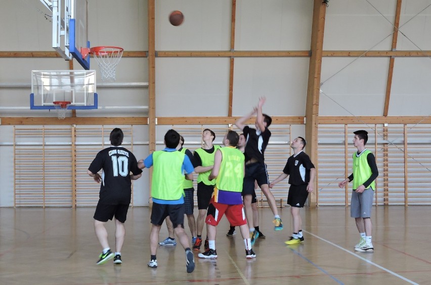 W Oleszycach rozegrali amatorski turniej koszykówki