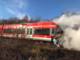 Kołbaskowo: Śmiertelny wypadek na przejeździe kolejowym. Auto stanęło w płomieniach [ZDJĘCIA, WIDEO]