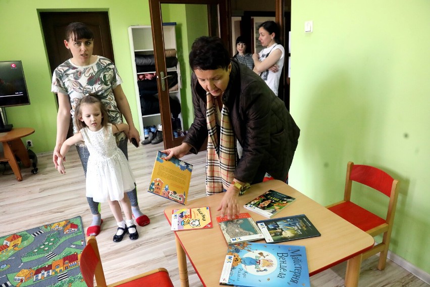 Ukraińskie dzieci przebywające w Legnicy otrzymały bajki w ich ojczystym języku