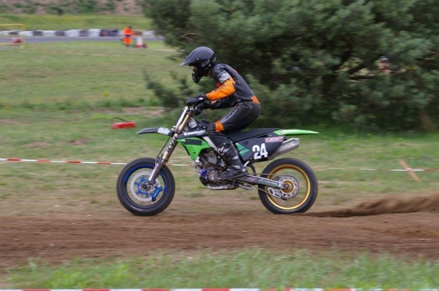 Supermoto to połączenie motocyklowego offroadu... (fot. Piotr May)