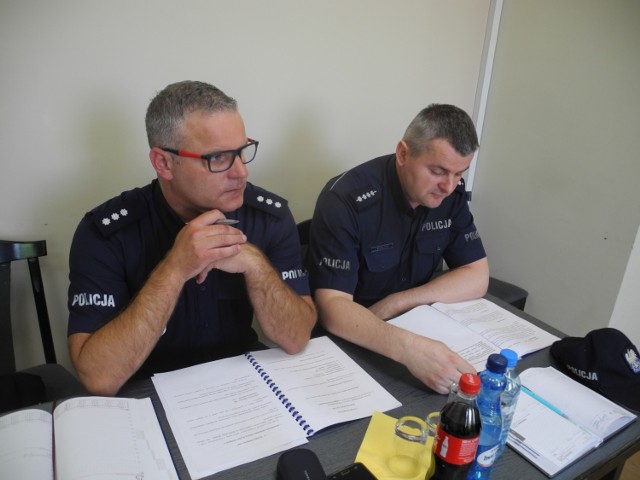 Skarg radnych słuchali Sławomir Wasilewski, zastępca komendanta policji w Stargardzie (z lewej) i Jarosław Kowalczuk, kierownik rewiru III dzielnicowych.