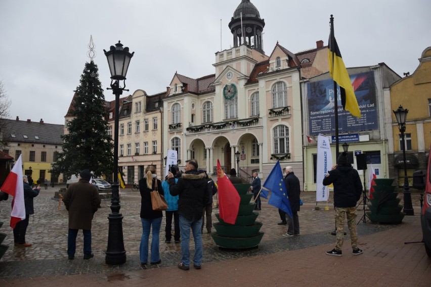 Na pl. Jakuba Wejhera w Wejherowie protestowali przeciwko obniżeniu dotacji na naukę języka kaszubskiego