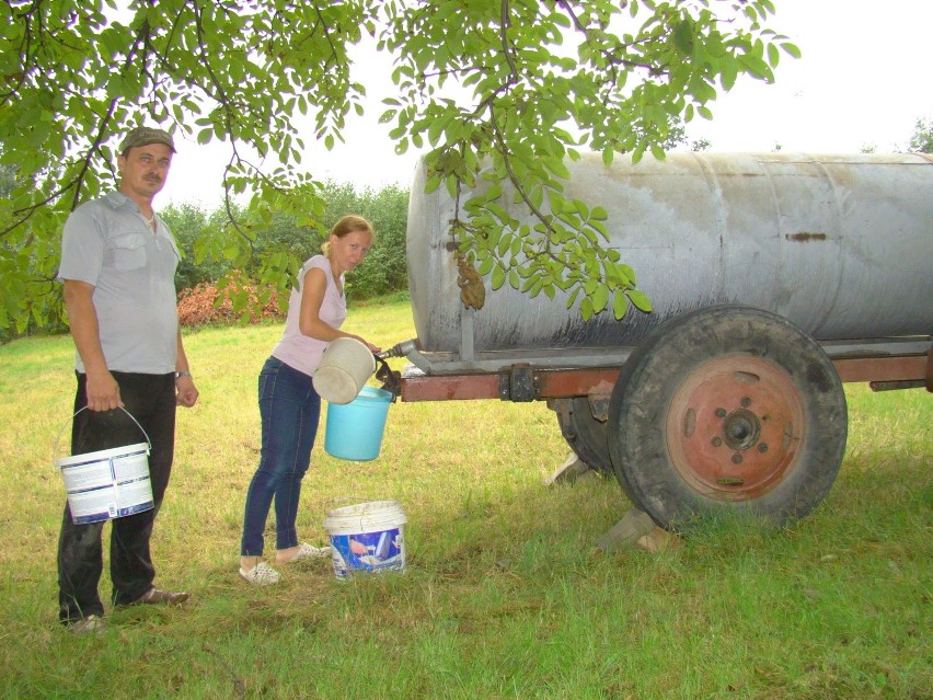 Monika i Krzysztof Radwan biorą wodę z beczkowozu