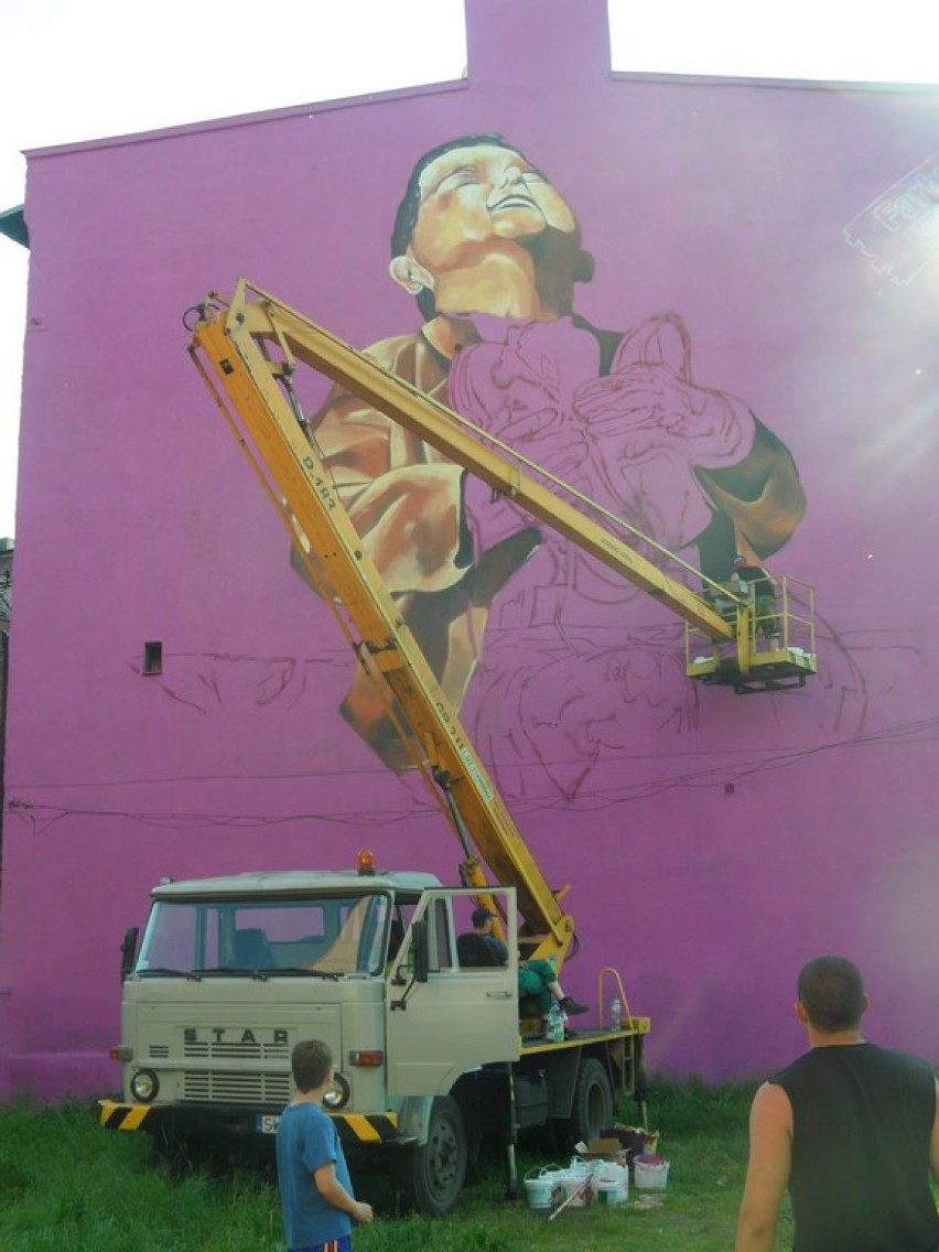 Mural powstaje w Lipinach, na budynku przy ul. Chorzowskiej...