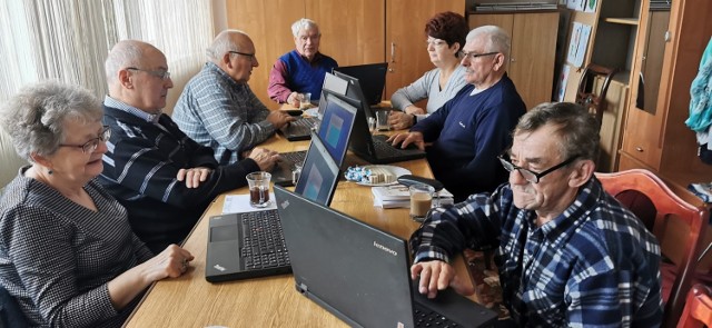 Seniorzy z gminy Bobrowo uczestniczyli w kilkudziesięciogodzinnym kursie komputerowym