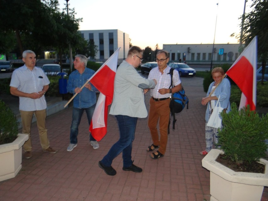 Radomsko: działacze Nowoczesnej protestują przeciwko zmianom w Sądzie Najwyższym [ZDJĘCIA]