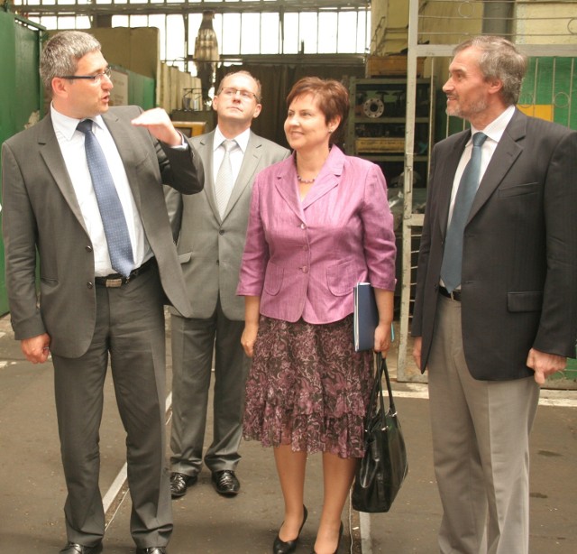 Wojciech Dąbrowski (pierwszy z lewej) obiecał dębickiej fabryce 10,5 mln zł