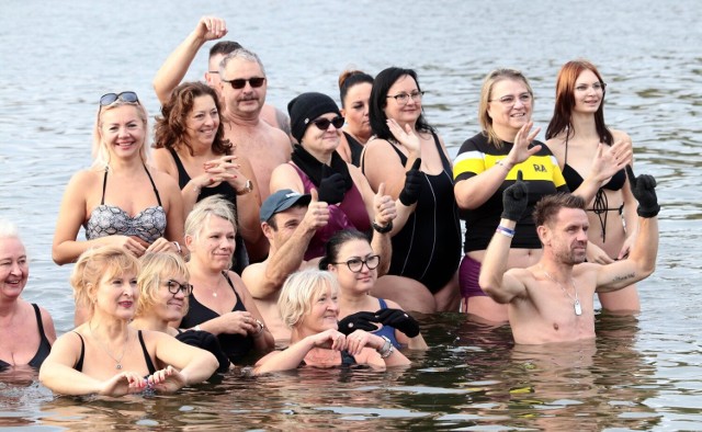 Tak morsy z Grudziądza zażywały kąpieli w Rudniku 5 listopada. Na wspólną kąpiel po rozgrzewce zdecydowało się 33 amatorów zimnej kąpieli.