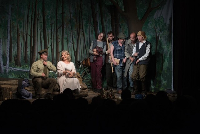 Premiera najnowszej sztuki w wykonaniu Teatru Ciut Frapującego w Pińczowie. Oto fotorelacja z "Rozmów przy wycinaniu lasu".