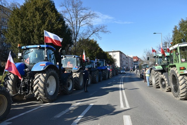 W piątek 16 lutego rolnicy przyjechali do Opola, by wyrazić swoje niezadowolenie z reakcji władz wojewódzkich i rządu na ich protest.