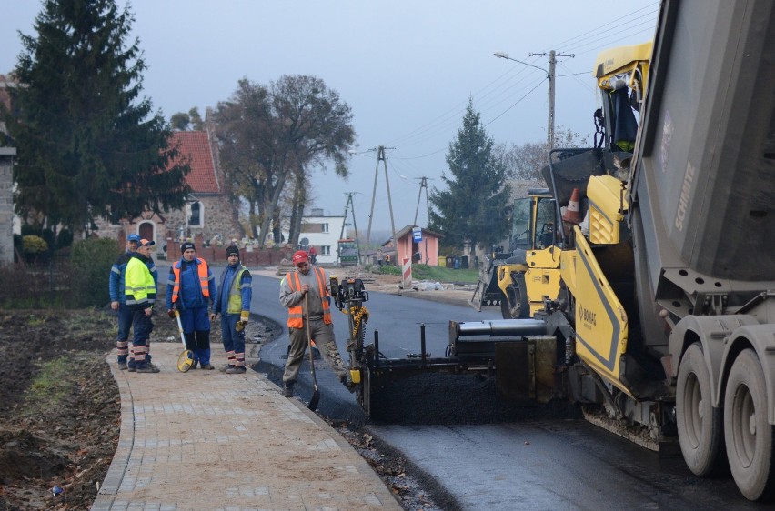 Kończy się remont drogi w Dąbrówce Królewskiej [zdjęcia]