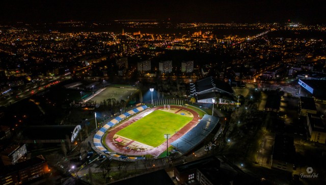 Długo mówiło się o zamontowaniu oświetlenia na Stadionie Miejskim przy ul. Bema. Kibice Elany Toruń w końcu doczekali się poważnej zmiany. 

Pierwszy oficjalny mecz przy sztucznym oświetleniu Elana rozegra 29 lutego z Górnikiem Łęczna. 

Zobaczcie, jak wygląda  po zmroku!

Daniel "Magical" uziemiony! Zamiast pieniędzy i fejmu zgarnia wyroki
Tak powstaje tramwaj MZK z klocków LEGO