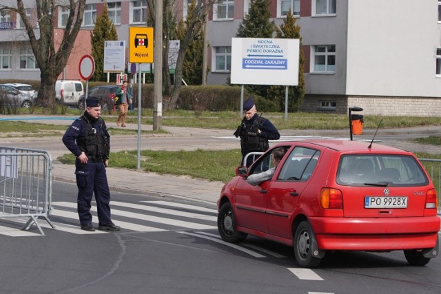 Samochodem wolno jechać - ale w ważnym celu: do pracy, do sklepu, szpitala, czy do pomocy w charakterze wolontariusza.