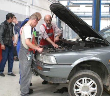Zajęcia praktyczne uczniowie samochodówki odbywają w bardzo dobrze wyposażonych warsztatach szkolnych. - Fot. M. Opala