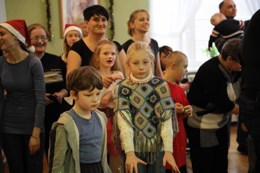 Fundacja „Warto Pomagać” zaprosiła dzieci na mikołajki (ZDJĘCIA)