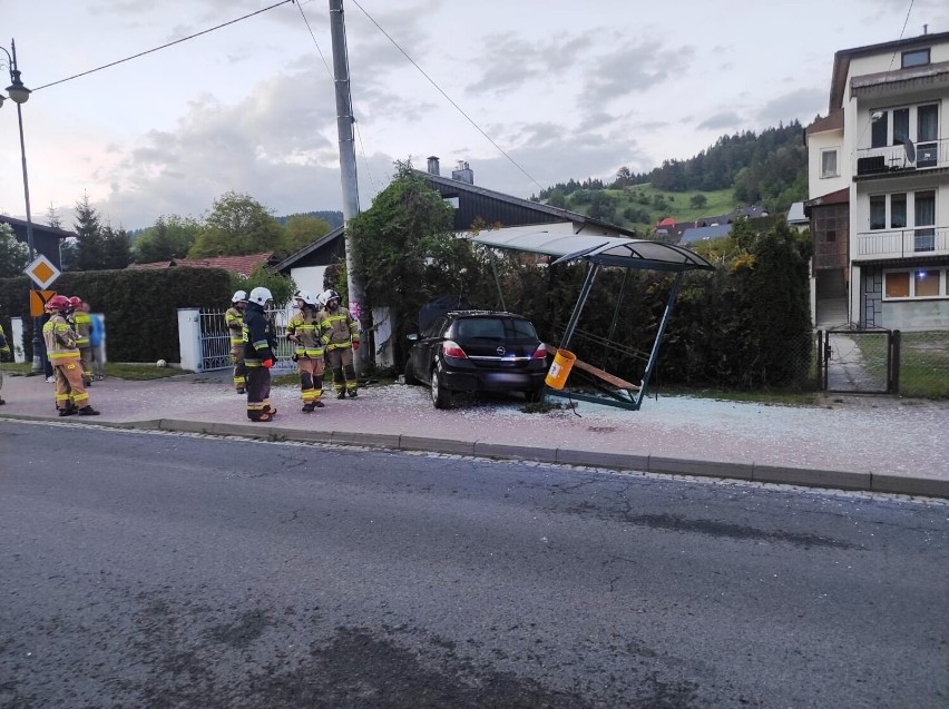 Muszyna Złockie. Rozpędzone auto wjechało w przystanek autobusowy. Jechało nim dwóch nastolatków [ZDJĘCIA]