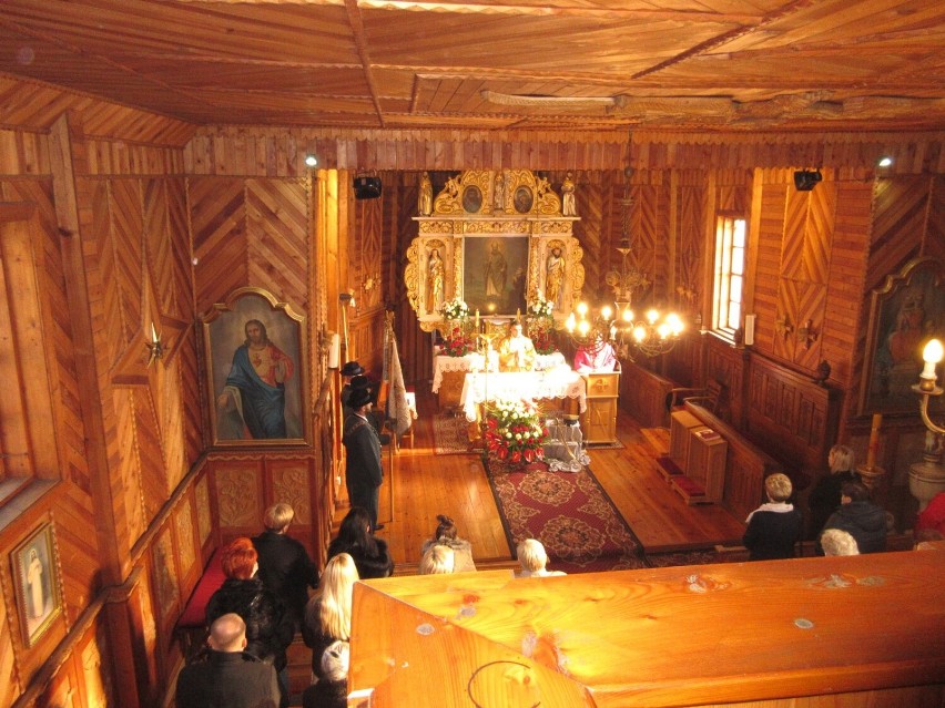 Delegacja KBS Krotoszyn odwiedziła byłych krotoszyńskich księży podczas mszy odpustowej [ZDJĘCIA]