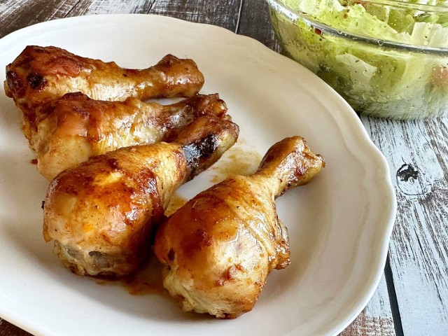 Soczyste i idealnie doprawione podudzia z kurczaka. Zobacz, jak je przygotować. Kliknij galerię i przesuwaj zdjęcia strzałkami lub gestem