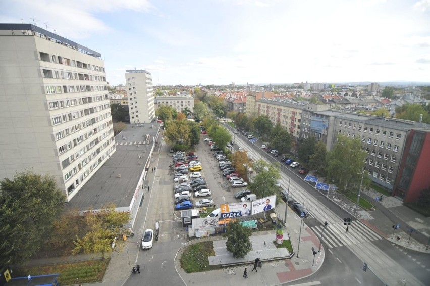 Obecny parking na działce, która miałaby zamienić się w...