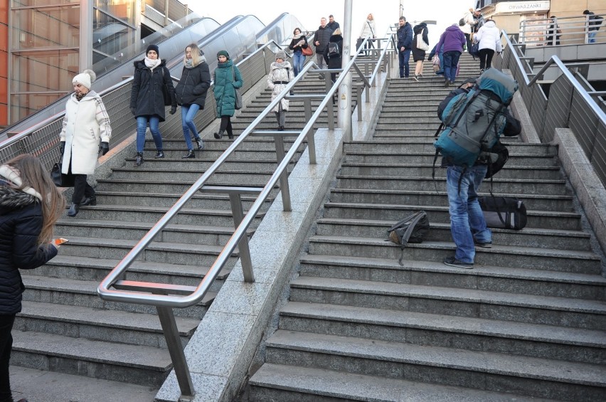 Podróżni cierpią przez brak ruchomych schodów