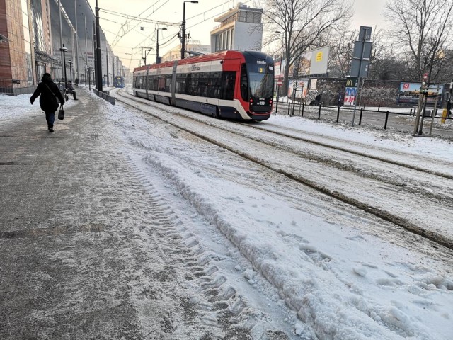 Krakowscy radni przegłosowali wycofanie prezydenckich projektów związanych z podwyżkami cen biletów MPK i opłat w strefie parkowania.