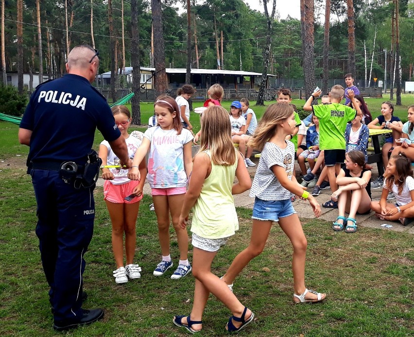 Prewencyjna, wakacyjna akcja poddębickiej policji. Dzielnicowi spotkali się z uczestnikami letniego wypoczynku (zdjęcia)