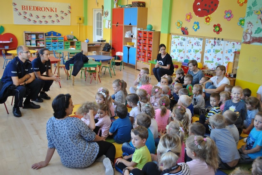 Policjanci z Radziejowa przeprowadzili pogadanki w szkołach w gminie Osięciny [zdjęcia]