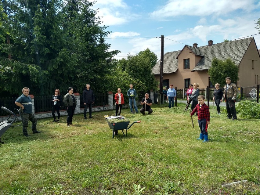 Sąsiedzkie ogrody w Brzeszczach. Mieszkańcy połączyli siły, by wspólnie upiększyć place i ulice w swojej gminie [ZDJĘCIA]