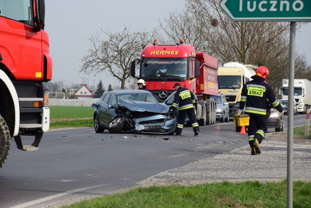 Do zdarzenia doszło po godzinie 14 w piątek. Na skrzyżowaniu drogi wojewódzkiej numer 251 z drogą powiatową Rybitwy-Janikowo zderzyły się dwa samochody.

Piątek 13-stego okazał się niezbyt szczęśliwy na drogach w regionie. Po godzinie 14 doszło do zderzenia dwóch samochodów osobowych na wysokości miejscowości Pakość (powiat inowrocławski). 

Ze wstępnych ustaleń policji wynika, że kierująca skodą, 32-letnia kobieta, wymusiła pierwszeństwo i doszło do zderzenie z volvo, za kierownicą którego siedziała 40-latka. Dwie kobiety i małe dziecko trafili do szpitala. 

Droga wojewódzka numer 251 jest zablokowana. Na miejscu pracują strażacy i policjanci. Wprowadzono objazdy przez Kościelec. Utrudnienia mogą potrwać około godziny. 


Dlaczego warto nosić odblaski? Mówi Sławek Piotrowski.

