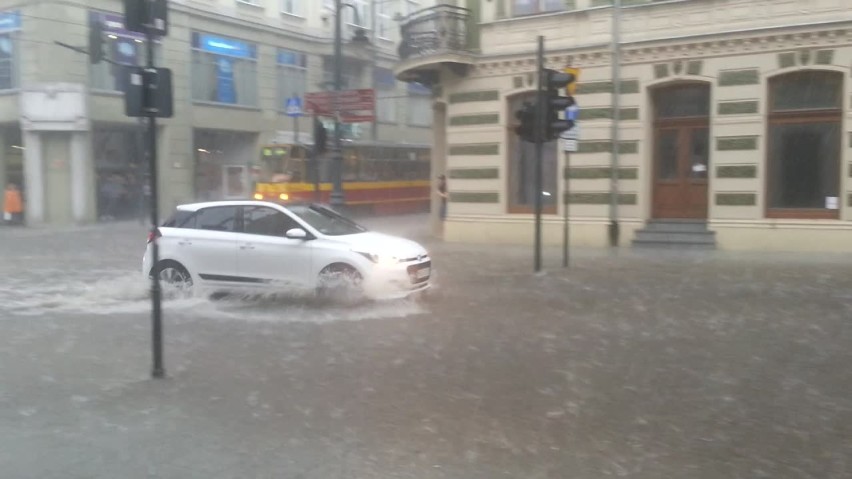 Burza w Łodzi, zalane ulice i dworzec Fabryczny