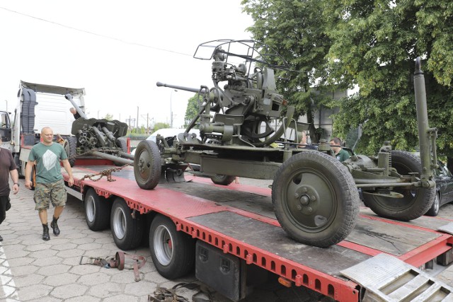 Wyjątkowy sprzęt militarny trafił do Muzeum Wojska w Białymstoku. To dwie armaty, przeciwlotnicza i przeciwpancerna. W środę Kołobrzegu przyjechały na lawecie.