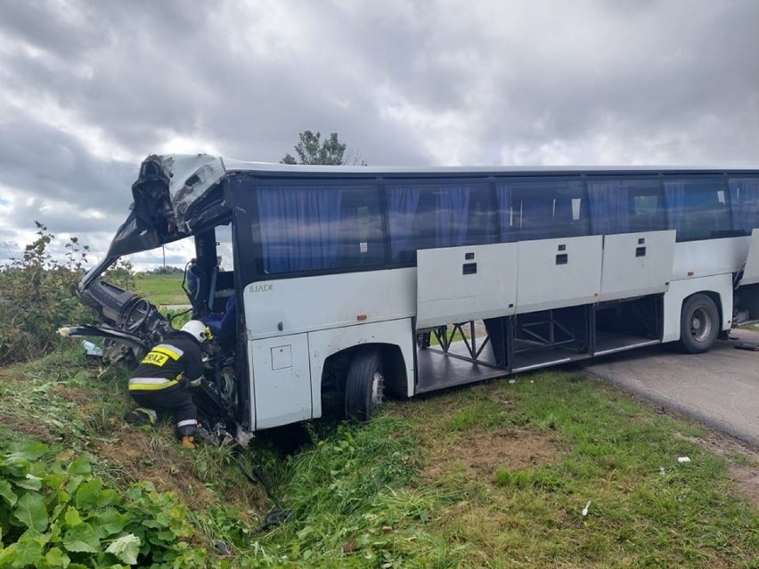 Groźny wypadek w okolicach Hrubieszowa. Autokar zderzył się z ciężarówką. Konieczna była interwencja śmigłowca LPR