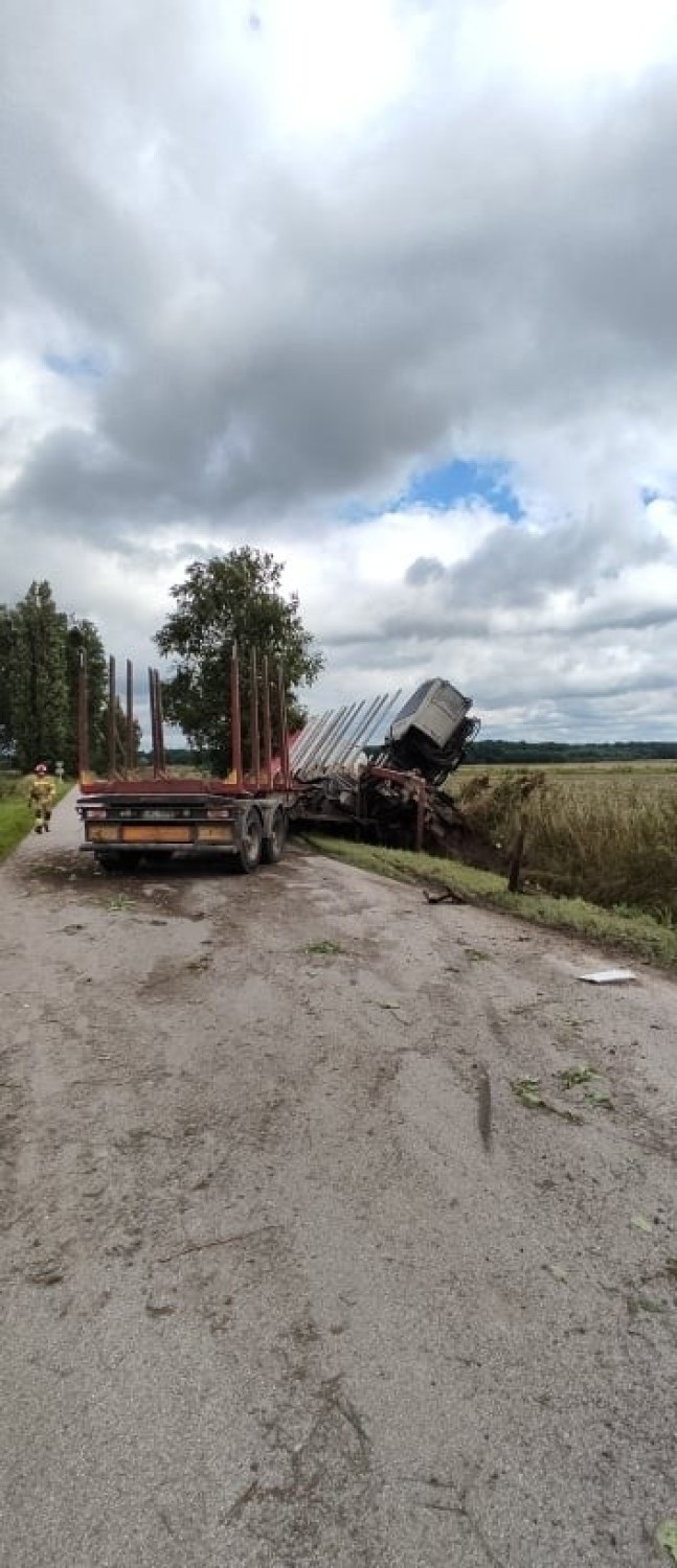 Groźny wypadek w okolicach Hrubieszowa. Autokar zderzył się z ciężarówką. Konieczna była interwencja śmigłowca LPR