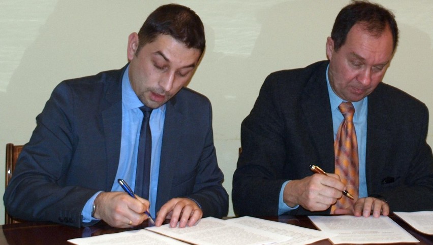 podpisanie umowy (od lewej) burmistrz Gerard Tomiak i Maciej...