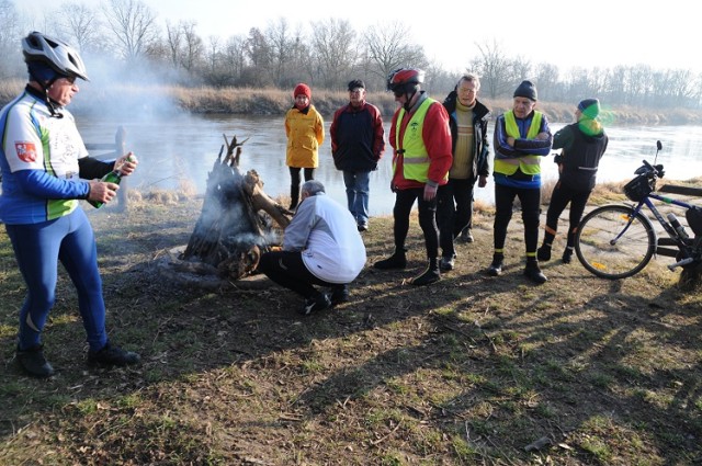 Nowy Rok 2014 rowerzyści Żwawe Dziadki powitały otwierając nowy sezon rowerowy na Łęgach Mechlińskich.