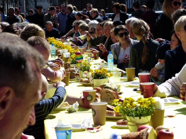 Fundacja Chrześcijański Ośrodek Pomocy Społecznej przygotowała śniadanie wielkanocne dla mieszkańców ul. Jabłkowskiego