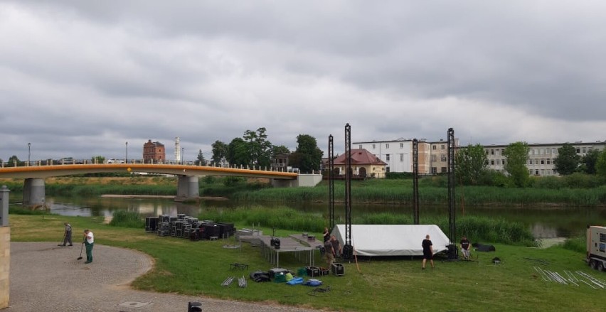 Przy Bulwarze Nadwarciańskim stawiana jest scena, na której...