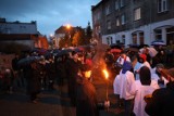 Parafianie śremskiej Fary przeszli ulicami miasta podczas Drogi Krzyżowej. W tym roku trasa modlitwy musiała ulec zmianie