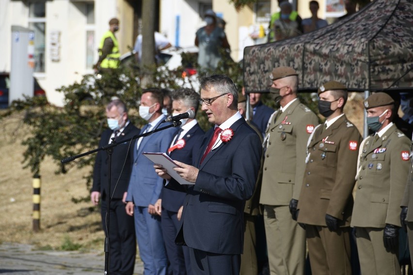 Wręczono sztandar 10. Świętokrzyskiej Brygadzie Obrony Terytorialnej. Uroczystość oglądało wielu mieszkańców Kielc i regionu (ZDJĘCIA)
