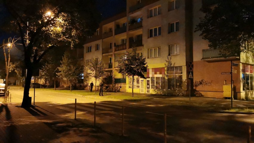 Strażacy wyważyli drzwi do mieszkania w centrum Włocławka....