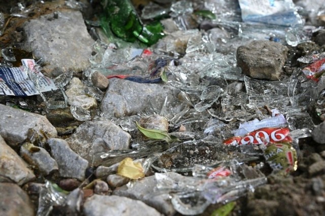 Śmieci na drodze spacerowej na kieleckiej Bukówce wciąż nie są sprzątnięte. Zobacz zdjęcia >>>