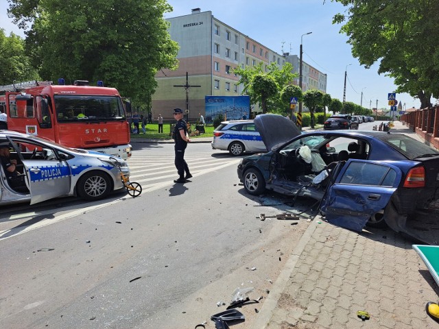 Zderzenie samochodów na skrzyżowaniu ulic Brzeskiej i Szkolnej