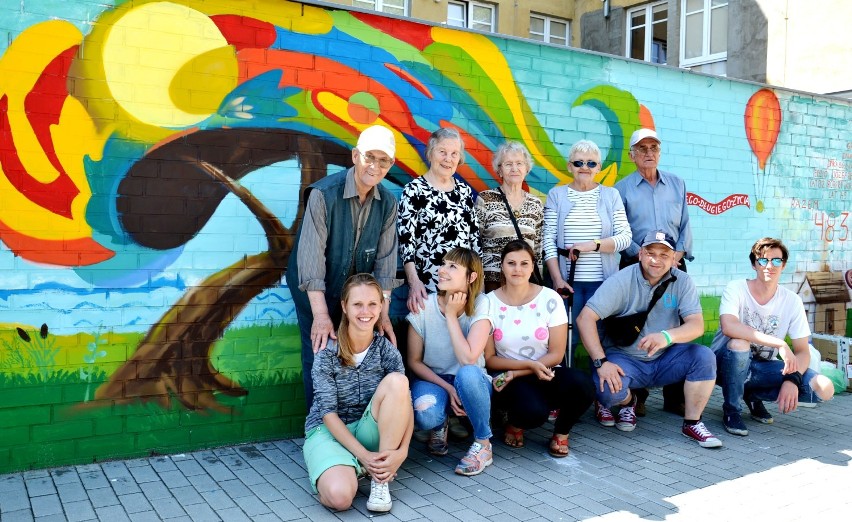 Twórcy nowego muralu. Seniorzy i studenci z UZ:)
